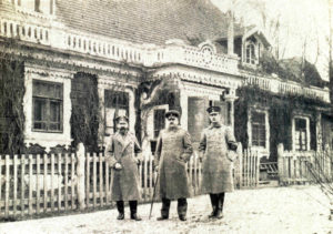 Escherich (pośrodku) – szef wojskowego zarządu leśnego Białowieży, przed kasynem oficerskim w Białowieży fot. ze zbiorów Piotra Bajko