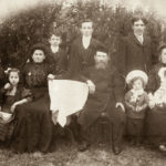 Rodzina Feldbaumów w Białowieży w 1911. Tylny rząd Sam Feldbaum, Herschel Feldbaum, Chaim Krugman, przedni rząd Klara Feldbaum Reznick, Rachela Feldbaum Zafman, Lea Judyta Smargon Feldbaum, Aaron Feldbaum. Zdjęcie ze zbiorów rodziny
