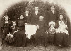 Rodzina Feldbaumów w Białowieży w 1911. Tylny rząd Sam Feldbaum, Herschel Feldbaum, Chaim Krugman, przedni rząd Klara Feldbaum Reznick, Rachela Feldbaum Zafman, Lea Judyta Smargon Feldbaum, Aaron Feldbaum. Zdjęcie ze zbiorów rodziny