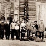 Aaron Feldbaum, czwarty od prawej , z wnukiem Filipem Krugmanem stojącym przed nim. Zdjęcie pod synagogą w Szereszewie, 1914. Zdjęcie ze zbiorów rodziny