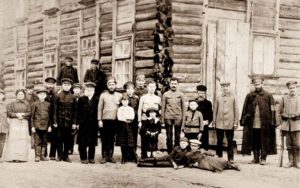 Aaron Feldbaum, czwarty od prawej , z wnukiem Filipem Krugmanem stojącym przed nim. Zdjęcie pod synagogą w Szereszewie, 1914. Zdjęcie ze zbiorów rodziny