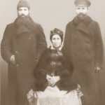 Aaron Feldbaum (z prawej) z matką Zeldą i bratem  Nachmanem, 1875, prawdopodbnie przed przeprowadzką Aarona z Szereszewa do Białowieży. Zdj. ze zbiorów rodziny.