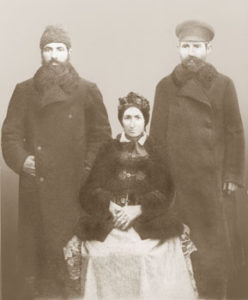 Aaron Feldbaum (z prawej) z matką Zeldą i bratem  Nachmanem, 1875, prawdopodbnie przed przeprowadzką Aarona z Szereszewa do Białowieży. Zdj. ze zbiorów rodziny.