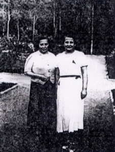 Berta Alkon (z lewej). Zdjęcie z Yad Vashem