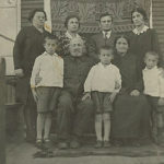 Rodzina Halperinów (Galpernów) w Białowieży pod sklepem prowadzonym przez Idę Galpern. W górnym rzędzie od lewej Cyla, Szejna, Abram i żona Abrama Dina, na dole dzieci Abrama i rodzice Jehoszua i Ida. Zdjęcie ze zbiorów rodziny