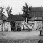 Białowieża Drewniane zabudowania wiejskie 1918-1939. Zdjęcie ze zbiorów NAC