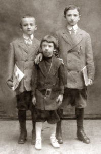 Bracia Schneider w USA. Wiliam, Sol i Abe (urodzony w Białowieży), zdjęcie ok 1910-13, USA. Zdjęcie ze zbiorów rodziny