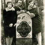 Grób Chaima Krugmana z Białowieży, zmarłego w 1920 r. na cmentarzu w Narewce. Od lewej córka Bejla, żona Rina, córka Liba. Zdjęcie zrobione przed wyjazdem rodziny na emigrację w 1929 r. Zdjęcie ze zbiorów rodziny