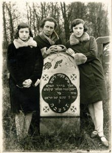 Grób Chaima Krugmana z Białowieży, zmarłego w 1920 r. na cmentarzu w Narewce. Od lewej córka Bejla, żona Rina, córka Liba. Zdjęcie zrobione przed wyjazdem rodziny na emigrację w 1929 r. Zdjęcie ze zbiorów rodziny