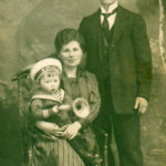 Herszel Feldbaum z Białowieży z żoną Emilią i synem Arturem, ok. 1921. Zdjęcie ze zbiorów rodziny.