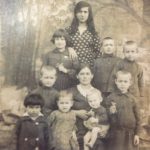 Loszewicka Dwora, matka Majera Loszewickiego z Białowieży z dziećmi. Zdjęcie rodzinne ze zbiorów Samanty Celejman
