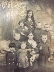 Loszewicka Dwora, matka Majera Loszewickiego z Białowieży z dziećmi. Zdjęcie rodzinne ze zbiorów Samanty Celejman