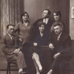 Matylda Lerenkind (druga z lewej) z mężem Chaimem Barchatem (pierwszy z prawej) w Bielsku. Zdjęcie ze zbiorów Amira Bergera
