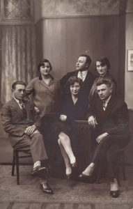 Matylda Lerenkind (siedzi po środku) z mężem Chaimem Barchatem (pierwszy z prawej) w Bielsku. Zdjęcie ze zbiorów Amira Bergera