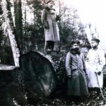 Niemieccy oficerowie przy ściętym dębie w czasie I wojny światowej w Białowieży. Zdjęcie ze zbiorów Piotra Bajko