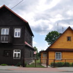 Po lewej dawny dom, sklep mięsny i cukiernia  Jankiela Góry. Zdjęcie Katarzyna Winiarska