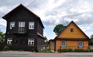 Po lewej dawny dom, sklep mięsny i cukiernia  Jankiela Góry. Zdjęcie Katarzyna Winiarska