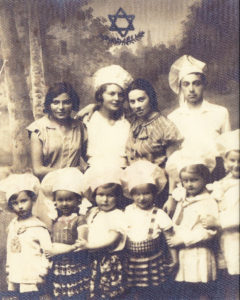 Rachela Barchat (druga dziewczynka z lewej), córka Matyldy Lerenkind z Białowieży, w przedszkolu Tarbut, Bielsk Podlaski 1937, zdjęcie Amira Bergera