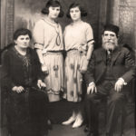 Rodzina Feldabumów. Od lewej Judyta Smorgon Feldbaum, Klara Feldbaum, Rachela Feldbaum, Aaron Joszua Feldbaum, 1921. Zdjęcie ze zbiorów rodzinnych.
