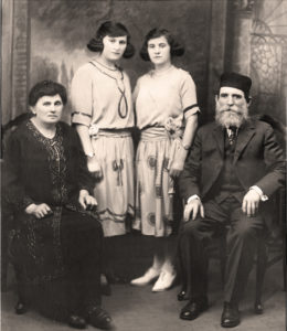 Rodzina Feldabumów. Od lewej Judyta Smorgon Feldbaum, Klara Feldbaum, Rachela Feldbaum, Aaron Joszua Feldbaum, 1921. Zdjęcie ze zbiorów rodzinnych.