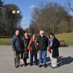 Rodzina Halperinów w Białowieży, od prawej Vered Peer, Ejtan Peer, Yael Peer oraz Katarzyna Winiarska, Paweł Winiarski w Parku Pałacowym w Białowieży, 2016.