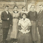 Rodzina Halperinów w Białowieży. Od lewej prawdopodobnie Abram, Cyla, Szejna, Chaja, NN, na dole matka Ida. Zdjęcie ze zbiorów rodziny