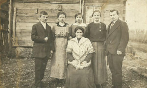 Rodzina Halperinów w Białowieży. Od lewej prawdopodobnie Abram, Cyla, Szejna, Chaja, NN, na dole matka Ida. Zdjęcie ze zbiorów rodziny
