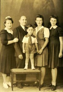 Rodzina Klary Feldbaum Reznik z Białowieży, Klara, Herman i dzieci Aaron, Dassa i Judy w USA, 1943. Zdjęcie ze zbiorów rodziny