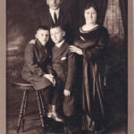 Rodzina Pauliny Feldbaum Steinberg z Białowieży, mąż Sam Steinberg, Paulina, dzieci od lewej Max i Morris, USA ok. 1920. Zdjęcie ze zbiorów rodziny.