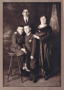 Rodzina Pauliny Feldbaum Steinberg z Białowieży, mąż Sam Steinberg, Paulina, dzieci od lewej Max i Morris, USA ok. 1920. Zdjęcie ze zbiorów rodziny.