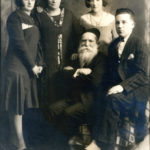 Rodzina Riny Feldbaum w Kanadzie, od lewej córka  Bella, Rina, córka Lily, siedzą od lewje Aaron Feldbaum i syn Riny, Filip  Krugman. Lata 30. Montreal. Zdjęcie ze zbiorów rodziny.