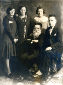 Rodzina Riny Feldbaum w Kanadzie, od lewej córka  Bella, Rina, córka Lily, siedzą od lewje Aaron Feldbaum i syn Riny, Filip  Krugman. Lata 30. Montreal. Zdjęcie ze zbiorów rodziny.
