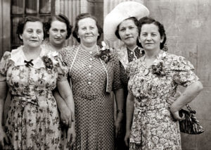 Siostry Feldbaum od lewej Roza, Klara, Paulina, Anna, Rachela. 1940 USA. Zdjęcie ze zbiorów rodziny
