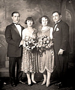 Siostry Rachela i Klara Feldbaum z mężami Israelem Zafmanem z lewej i Hermanem Reznickiem,  ok. 1926, USA. Zdjęcie ze zbiorów rodziny