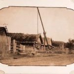 Studnia z żurawiem w jednym z białowieskich gospodarstw, 1895. Zdjęcie  z albumu Царская охота в Беловежской пуще