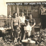 Szejna Halperin z dziećmi i Chaja Halperin wiele lat po emigracji (1968) na swojej farmie w moszawie Kfar Yehoshua  w Izraelu. Zdjęcie ze zbiorów rodziny.