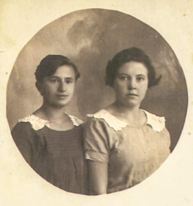 Szejna Halperin (z lewej). Zdjęcie ze zbiorów rodziny