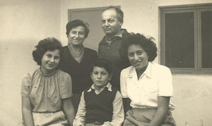 Szejna Halperin z mężem Jakubem Karzinelem i dziećmi Dworą, Jeszuą i Jael w Izraelu, Kfar Jehoszua 1952. Zdjęcie ze zbiorów rodziny.