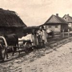 Uliczka w Białowieży, lata 1900-1910. Zdjęcie ze strony FotoPolska