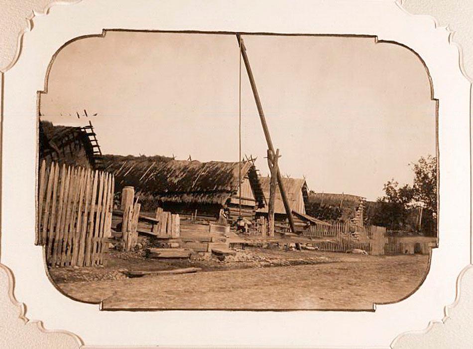  1895, Studnia z żurawiem w jednym z białowieskich gospodarstw, zdjęcie z albumu Царская охота в Беловежской пуще.