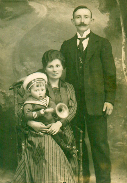 Herszel Feldbaum z zoną Emilią i synem Arturem ok 1921