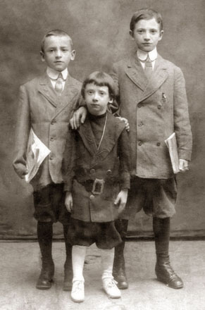 Malka Feldbaum and Chaim Aaron Schneider's sons (left to right) William, Sol and Abraham, Abe ur w Bialo 1900_foto ok_1910_13