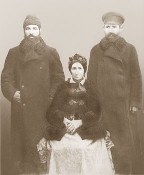 Pierwszy z prawej - Aaron Feldabum, z matką Zeldą i bratem Nachmanem, 1875, prawdopodbnie przed wyjazdem Aarona w tym samym roku do Białowieży. Zdj. ze zbiorów rodziny