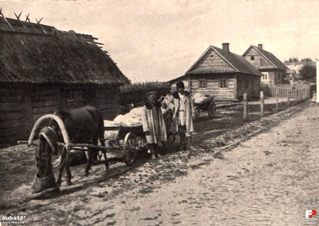 Uliczka w Białowieży, lata 1900-1910, zdjęcie ze strony FotoPolska