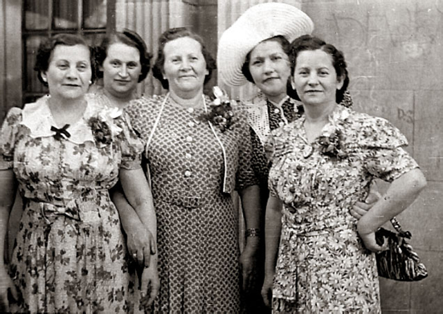 siostry Feldbaum w 1940 w Stanach od lewej Roza, Klara, paulina, Anna, Rachela